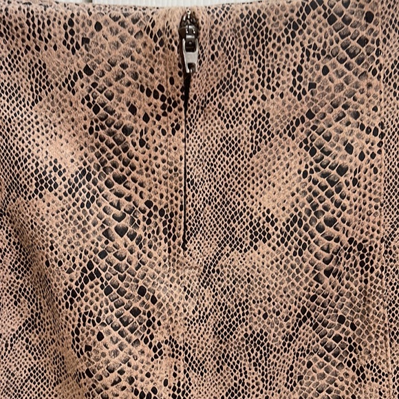 Faux suede snake print mini skirt - Picture 4 of 6